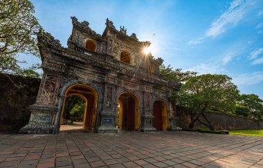 Hue, Vietnam 'da Mor Yasak Şehir içinde Meridyen İmparatorluk Şehri' nin muhteşem manzarası. Hue 'daki Nguyen Hanedanlığı Kraliyet Sarayı.
