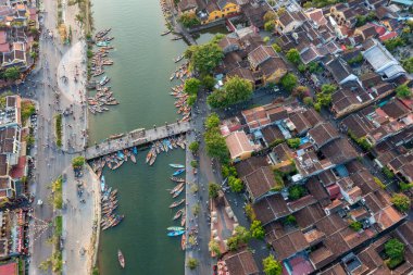 Hoi An şehrinin insansız hava aracı görüntüsü, Vietnam. Antik şehir, UNESCO dünya mirası, Quang Nam bölgesinde. En popüler turistik merkezlerden biri.