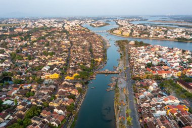 Hoi An şehrinin insansız hava aracı görüntüsü, Vietnam. Antik şehir, UNESCO dünya mirası, Quang Nam bölgesinde. En popüler turistik merkezlerden biri.