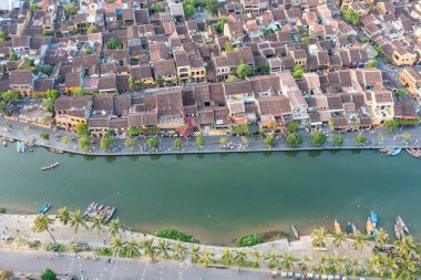 Hoi An şehrinin insansız hava aracı görüntüsü, Vietnam. Antik şehir, UNESCO dünya mirası, Quang Nam bölgesinde. En popüler turistik merkezlerden biri.