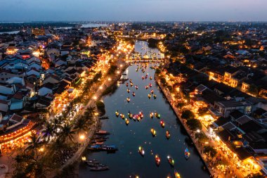 Hoi An şehrinin insansız hava aracı görüntüsü, Vietnam. Antik şehir, UNESCO dünya mirası, Quang Nam bölgesinde. En popüler turistik merkezlerden biri.