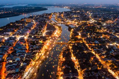 Hoi An şehrinin insansız hava aracı görüntüsü, Vietnam. Antik şehir, UNESCO dünya mirası, Quang Nam bölgesinde. En popüler turistik merkezlerden biri.