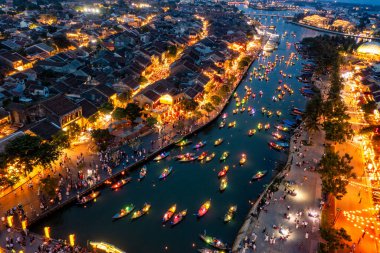 Hoi An şehrinin insansız hava aracı görüntüsü, Vietnam. Antik şehir, UNESCO dünya mirası, Quang Nam bölgesinde. En popüler turistik merkezlerden biri.