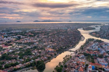 Hoi An şehrinin insansız hava aracı görüntüsü, Vietnam. Antik şehir, UNESCO dünya mirası, Quang Nam bölgesinde. En popüler turistik merkezlerden biri.