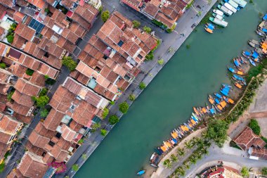 Hoi An şehrinin insansız hava aracı görüntüsü, Vietnam. Antik şehir, UNESCO dünya mirası, Quang Nam bölgesinde. En popüler turistik merkezlerden biri.
