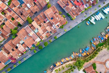 Hoi An şehrinin insansız hava aracı görüntüsü, Vietnam. Antik şehir, UNESCO dünya mirası, Quang Nam bölgesinde. En popüler turistik merkezlerden biri.