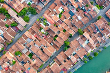 Hoi An şehrinin insansız hava aracı görüntüsü, Vietnam. Antik şehir, UNESCO dünya mirası, Quang Nam bölgesinde. En popüler turistik merkezlerden biri.
