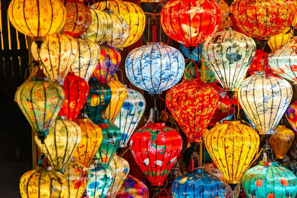 Renkli fenerler Hoi 'nin eski caddesine ışık saçtı Eski bir kasaba - UNESCO Dünya Mirası Alanı