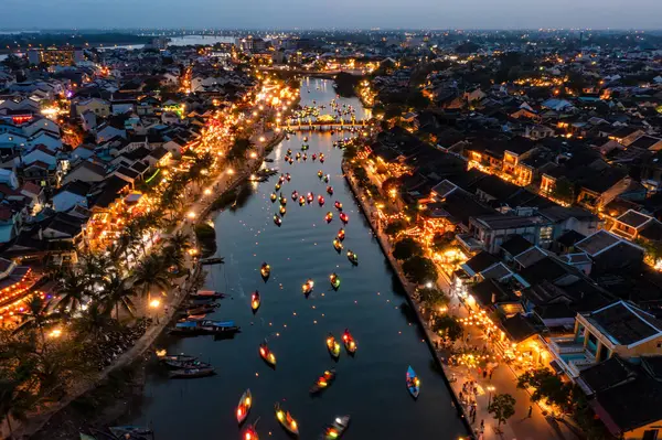 Hoi An şehrinin insansız hava aracı görüntüsü, Vietnam. Antik şehir, UNESCO dünya mirası, Quang Nam bölgesinde. En popüler turistik merkezlerden biri.