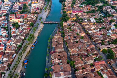 Hoi An şehrinin insansız hava aracı görüntüsü, Vietnam. Antik şehir, UNESCO dünya mirası, Quang Nam bölgesinde. En popüler turistik merkezlerden biri.