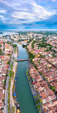 Hoi An şehrinin insansız hava aracı görüntüsü, Vietnam. Antik şehir, UNESCO dünya mirası, Quang Nam bölgesinde. En popüler turistik merkezlerden biri.
