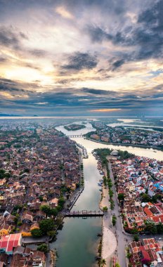 Hoi An şehrinin insansız hava aracı görüntüsü, Vietnam. Antik şehir, UNESCO dünya mirası, Quang Nam bölgesinde. En popüler turistik merkezlerden biri.