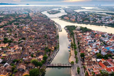 Hoi An şehrinin insansız hava aracı görüntüsü, Vietnam. Antik şehir, UNESCO dünya mirası, Quang Nam bölgesinde. En popüler turistik merkezlerden biri.