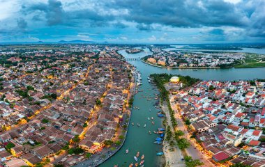 Hoi An şehrinin insansız hava aracı görüntüsü, Vietnam. Antik şehir, UNESCO dünya mirası, Quang Nam bölgesinde. En popüler turistik merkezlerden biri.