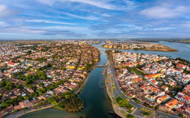 Hoi An şehrinin insansız hava aracı görüntüsü, Vietnam. Antik şehir, UNESCO dünya mirası, Quang Nam bölgesinde. En popüler turistik merkezlerden biri.