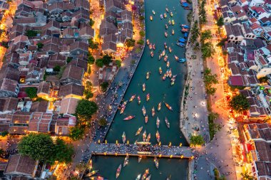 Hoi An şehrinin insansız hava aracı görüntüsü, Vietnam. Antik şehir, UNESCO dünya mirası, Quang Nam bölgesinde. En popüler turistik merkezlerden biri.
