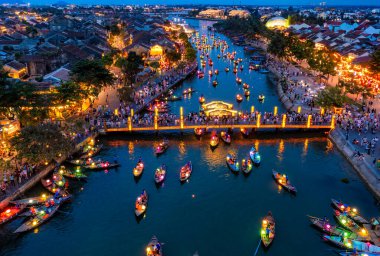 Hoi An şehrinin insansız hava aracı görüntüsü, Vietnam. Antik şehir, UNESCO dünya mirası, Quang Nam bölgesinde. En popüler turistik merkezlerden biri.