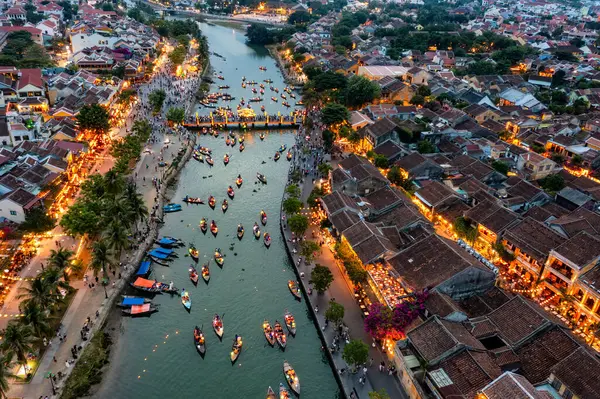 Hoi An şehrinin insansız hava aracı görüntüsü, Vietnam. Antik şehir, UNESCO dünya mirası, Quang Nam bölgesinde. En popüler turistik merkezlerden biri.