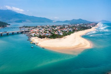 Lang Koyu ve Sahili 'nin havadan görünüşü, Hai Van Geçidi, Kucak Gölü, Hue, Vietnam.