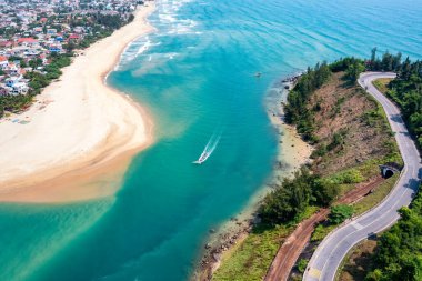Lang Koyu ve Sahili 'nin havadan görünüşü, Hai Van Geçidi, Kucak Gölü, Hue, Vietnam.