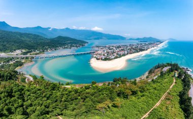 Lang Koyu ve Sahili 'nin havadan görünüşü, Hai Van Geçidi, Kucak Gölü, Hue, Vietnam.