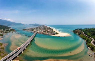 Lang Koyu ve Sahili 'nin havadan görünüşü, Hai Van Geçidi, Kucak Gölü, Hue, Vietnam.
