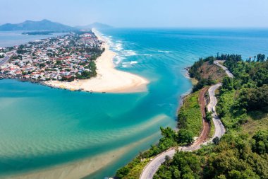 Lang Koyu ve Sahili 'nin havadan görünüşü, Hai Van Geçidi, Kucak Gölü, Hue, Vietnam.