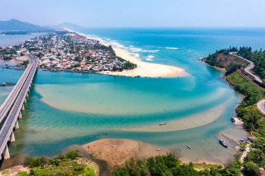 Lang Koyu ve Sahili 'nin havadan görünüşü, Hai Van Geçidi, Kucak Gölü, Hue, Vietnam.