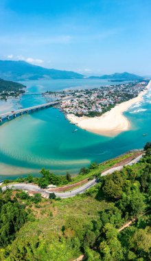 Lang Koyu ve Sahili 'nin havadan görünüşü, Hai Van Geçidi, Kucak Gölü, Hue, Vietnam.