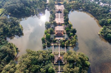 Vietnam 'ın başkenti Hue' da bulunan Mor Yasak Şehir 'e yakın bir Minh Mang mezarı. Hue 'daki Nguyen hanedanının Kraliyet Sarayı. Rengi çok popüler.