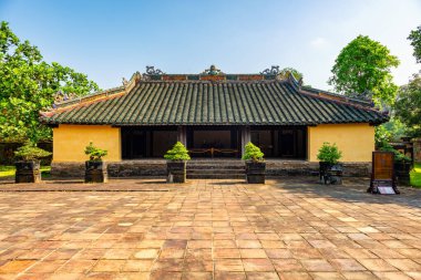 Vietnam 'ın başkenti Hue' da bulunan Mor Yasak Şehir 'e yakın bir Minh Mang mezarı. Hue 'daki Nguyen hanedanının Kraliyet Sarayı. Rengi çok popüler.