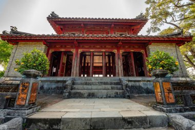 Vietnam 'ın başkenti Hue' da bulunan Mor Yasak Şehir 'e yakın bir Minh Mang mezarı. Hue 'daki Nguyen hanedanının Kraliyet Sarayı. Rengi çok popüler.