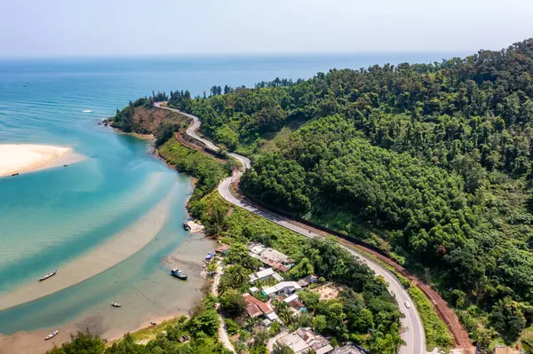 Lang Koyu ve Sahili 'nin havadan görünüşü, Hai Van Geçidi, Kucak Gölü, Hue, Vietnam.