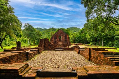 Oğlum Sığınak, büyük bir dini eser kompleksi. Cham mimari çalışmalarından oluşuyor. Quang Nam, Vietnam 'daki UNESCO' nun dünya mirası. Hoi 'nin 30 km batısında antik bir kasaba..