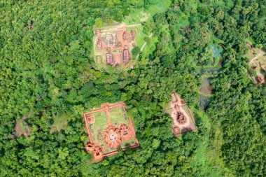 Oğlum Sığınak, büyük bir dini eser kompleksi. Cham mimari çalışmalarından oluşuyor. Quang Nam, Vietnam 'daki UNESCO' nun dünya mirası. Hoi 'nin 30 km batısında antik bir kasaba..