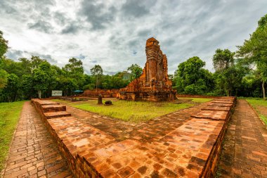 Oğlum Sığınak, büyük bir dini eser kompleksi. Cham mimari çalışmalarından oluşuyor. Quang Nam, Vietnam 'daki UNESCO' nun dünya mirası. Hoi 'nin 30 km batısında antik bir kasaba..