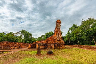 Oğlum Sığınak, büyük bir dini eser kompleksi. Cham mimari çalışmalarından oluşuyor. Quang Nam, Vietnam 'daki UNESCO' nun dünya mirası. Hoi 'nin 30 km batısında antik bir kasaba..