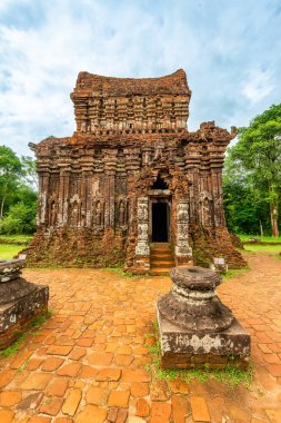 Oğlum Sığınak, büyük bir dini eser kompleksi. Cham mimari çalışmalarından oluşuyor. Quang Nam, Vietnam 'daki UNESCO' nun dünya mirası. Hoi 'nin 30 km batısında antik bir kasaba..