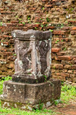Oğlum Sığınak, büyük bir dini eser kompleksi. Cham mimari çalışmalarından oluşuyor. Quang Nam, Vietnam 'daki UNESCO' nun dünya mirası. Hoi 'nin 30 km batısında antik bir kasaba..