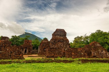 Oğlum Sığınak, büyük bir dini eser kompleksi. Cham mimari çalışmalarından oluşuyor. Quang Nam, Vietnam 'daki UNESCO' nun dünya mirası. Hoi 'nin 30 km batısında antik bir kasaba..
