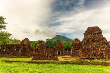 Oğlum Sığınak, büyük bir dini eser kompleksi. Cham mimari çalışmalarından oluşuyor. Quang Nam, Vietnam 'daki UNESCO' nun dünya mirası. Hoi 'nin 30 km batısında antik bir kasaba..