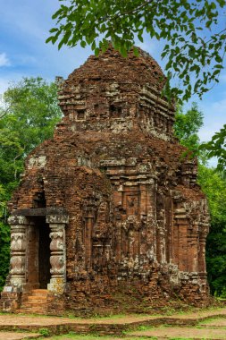 Oğlum Sığınak, büyük bir dini eser kompleksi. Cham mimari çalışmalarından oluşuyor. Quang Nam, Vietnam 'daki UNESCO' nun dünya mirası. Hoi 'nin 30 km batısında antik bir kasaba..