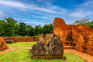 Oğlum Sığınak, büyük bir dini eser kompleksi. Cham mimari çalışmalarından oluşuyor. Quang Nam, Vietnam 'daki UNESCO' nun dünya mirası. Hoi 'nin 30 km batısında antik bir kasaba..