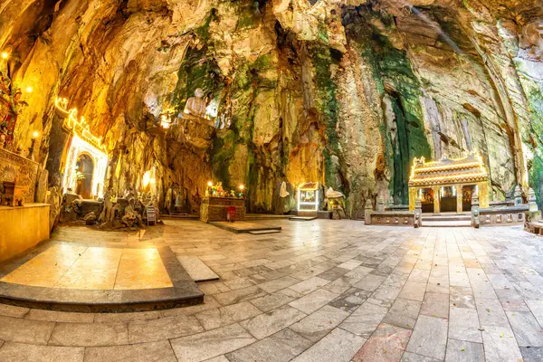 Huyen Khong Budist pagoda mağara Da Nang City, Vietnam mermer dağda. Da Nang orta Vietnam en büyük şehir olduğunu.