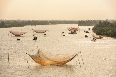 Vietnam, Hoi An 'daki Cua Dai Plajı' nda sabit asansör ağı balıkçılık tuzağı. Hoian UNESCO tarafından Dünya Mirası olarak tanınıyor.