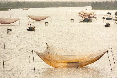 Vietnam, Hoi An 'daki Cua Dai Plajı' nda sabit asansör ağı balıkçılık tuzağı. Hoian UNESCO tarafından Dünya Mirası olarak tanınıyor.