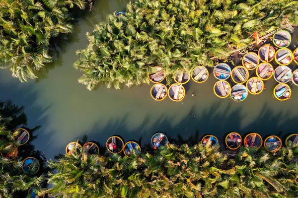 RAW DUA BAY MAU ya da COCOONUT SU (MANGROVE PALM) CAM 7 HECTA KÖPEK, HOI ANCIENT TOWN, UNESCO DÜNYASI HERİTNAM, VİETNAM. HOI ANLARI POLİLAR YAKALANLARından biri