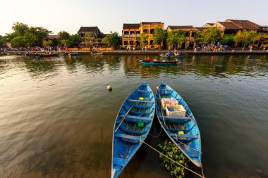 Hoi An, Vietnam - 16 Temmuz 2024: Trafik sabahı, dekore edilmiş ipek fenerler, inanılmaz geleneksel sarı evler. Tarihi eski Hoi An kasabası 1999 yılından bu yana UNESCO 'nun Dünya Mirası Alanında yer alıyor..