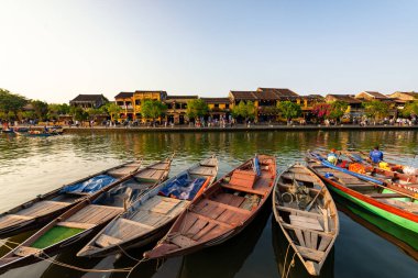 Hoi An, Vietnam - 16 Temmuz 2024: Trafik sabahı, dekore edilmiş ipek fenerler, inanılmaz geleneksel sarı evler. Tarihi eski Hoi An kasabası 1999 yılından bu yana UNESCO 'nun Dünya Mirası Alanında yer alıyor..