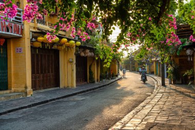 Hoi An, Vietnam - 16 Temmuz 2024: Trafik sabahı, dekore edilmiş ipek fenerler, inanılmaz geleneksel sarı evler. Tarihi eski Hoi An kasabası 1999 yılından bu yana UNESCO 'nun Dünya Mirası Alanında yer alıyor..